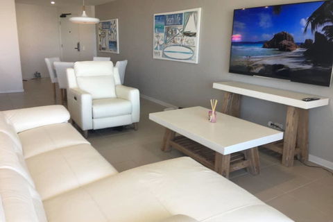 NEW UPMARKET COMFORTABLE 2 Bed, 2 Bath, OCEAN VIEWS, 250m To BUDDINA BEACH! - Accommodation Sunshine Coast 3