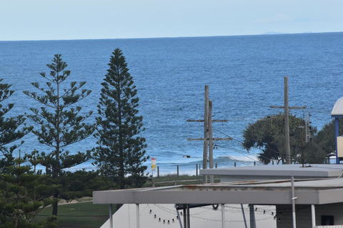 NEW UPMARKET COMFORTABLE 2 Bed, 2 Bath, OCEAN VIEWS, 250m To BUDDINA BEACH! - Accommodation Sunshine Coast 2