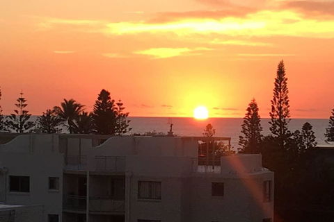 NEW UPMARKET COMFORTABLE 2 Bed, 2 Bath, OCEAN VIEWS, 250m To BUDDINA BEACH! - Accommodation Sunshine Coast 1
