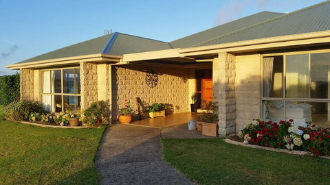 Newyan @ Maleny - Accommodation Sunshine Coast 2