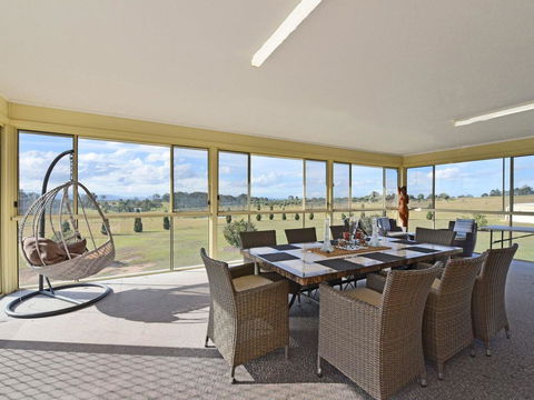 Noble Willow Homestead Lovedale. Super Spacious, With Views And Pool - Accommodation Sunshine Coast 2