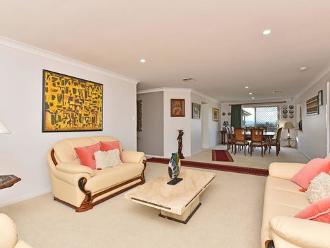 Noble Willow Homestead Lovedale. Super Spacious, With Views And Pool - Accommodation Sunshine Coast 3