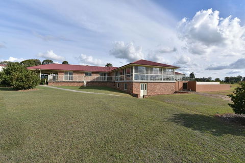 Noble Willow Studio Lovedale. Spacious, With Views And Pool - Accommodation Sunshine Coast 3