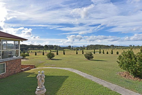 Noble Willow Studio Lovedale. Spacious, With Views And Pool - Accommodation Sunshine Coast 2