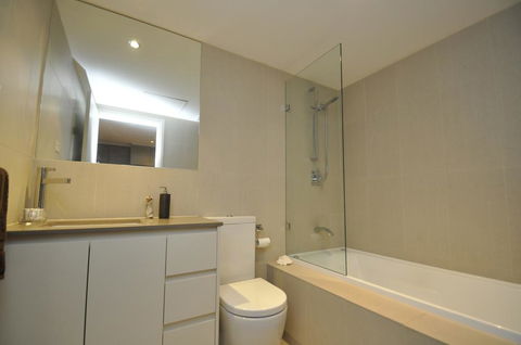 NORTH SYDNEY FULLY SELF CONTAINED MODERN 2 BED APARTMENT (16WAL) - Accommodation Sunshine Coast 3