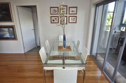 NORTH SYDNEY FULLY SELF CONTAINED MODERN 2 BED APARTMENT (16WAL) - Accommodation Sunshine Coast 1