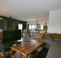 Oak  Barrel / 7 Twynam Street - Accommodation Sunshine Coast