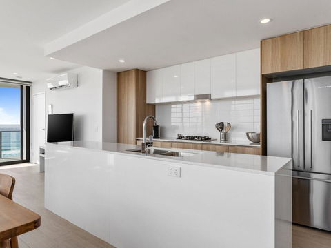 Ocean Views Apartment With Rooftop Pool - Accommodation Sunshine Coast 2