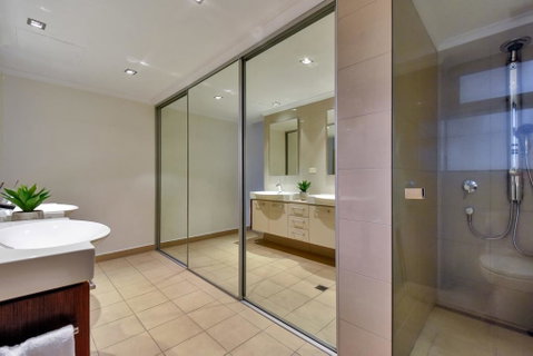 Oceana Darwin Central Oceanfront 3 Bedroom 2 Lounge Room Pool Gym Tennis Court Sleeps 9 - Accommodation Sunshine Coast 3