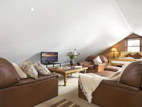Old Mansfield Loft - Gardens, Gazebo And Getaways - Accommodation Sunshine Coast 2
