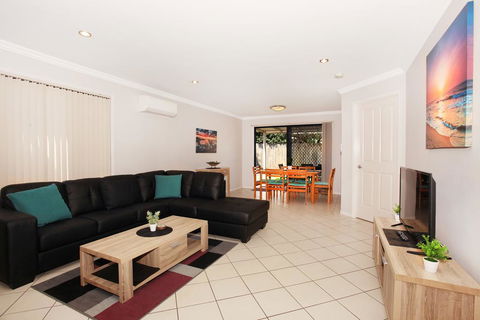 Oomoo 27b - 4 BDRM Townhouse - Close To Beaches - Accommodation Sunshine Coast 2