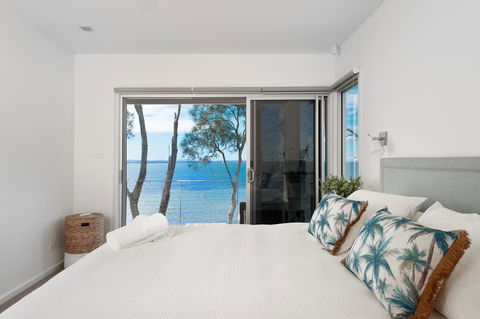 Paradise Beach House - Waterfront With Heated Pool - Accommodation Sunshine Coast 1