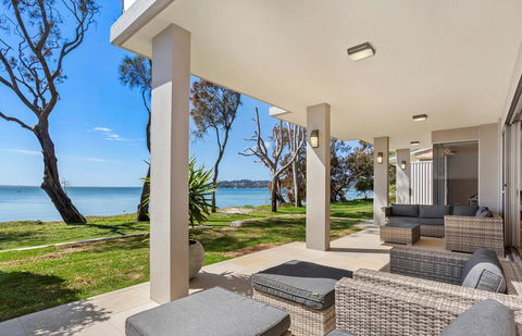 Paradise Beach House - Waterfront With Heated Pool - Accommodation Sunshine Coast 0
