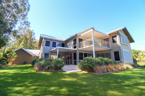 Pelican Escape Executive Home At Raffertys Resort - Accommodation Sunshine Coast 2