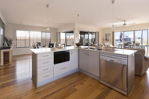 Pelican Landing - Stunning Lake King Views - Accommodation Sunshine Coast 1