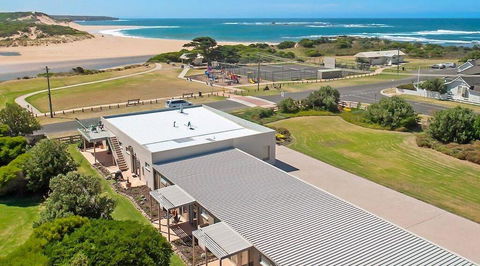 Peterborough House Motel - Accommodation Sunshine Coast 0