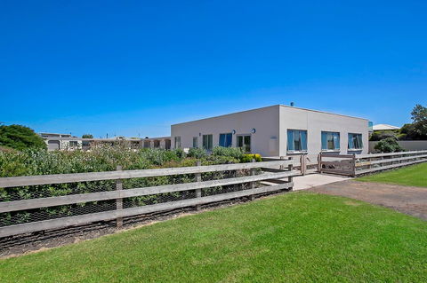 Peterborough House Motel - Accommodation Sunshine Coast 1