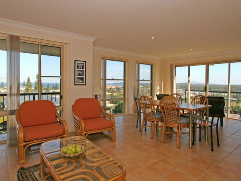 Phoenix Terrace -townhouse Yamba - Accommodation Sunshine Coast 1
