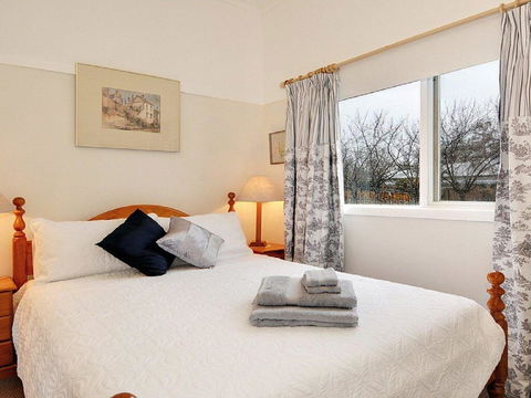 Plum Tree Cottage - Warm, Cosy & Walk To Town - Accommodation Sunshine Coast 3