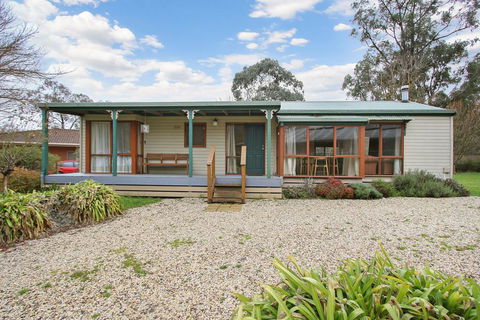R & R In Bright - Short Walk To Town - Accommodation Sunshine Coast 2