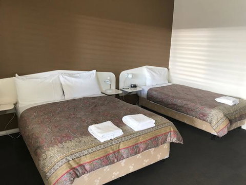 RAILWAY HOTEL MOTEL - Accommodation Sunshine Coast 2