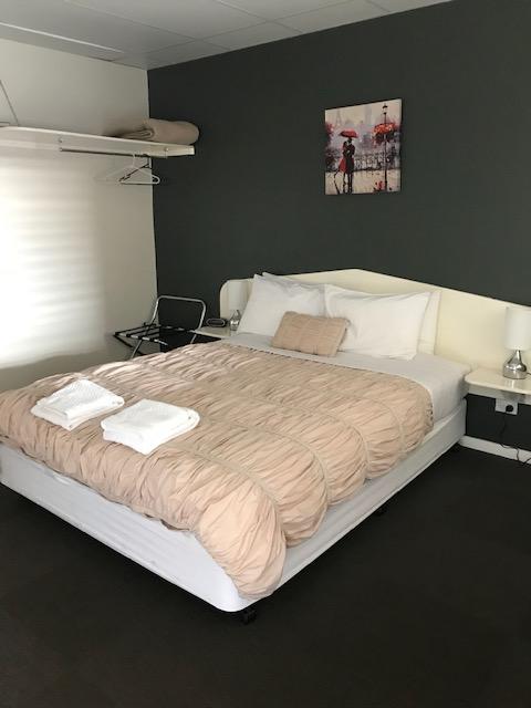 RAILWAY HOTEL MOTEL - Accommodation Sunshine Coast 3