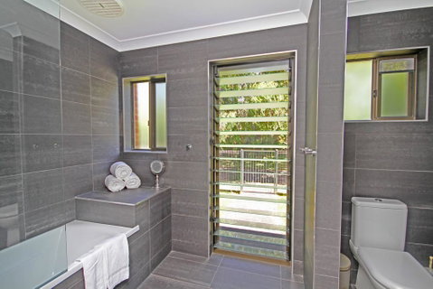 Red Door Beach House - Marcoola Beach - PET FRIENDLY, FOXTEL, WIFI, 500 BOND, Linen Supplied - Accommodation Sunshine Coast 3