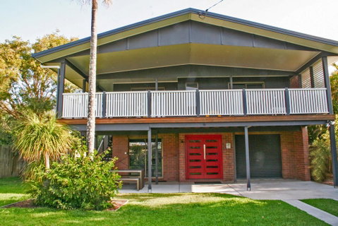 Red Door Beach House - Marcoola Beach - PET FRIENDLY, FOXTEL, WIFI, 500 BOND, Linen Supplied - Accommodation Sunshine Coast 0