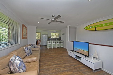 Red Door Beach House - Marcoola Beach - PET FRIENDLY, FOXTEL, WIFI, 500 BOND, Linen Supplied - Accommodation Sunshine Coast 2