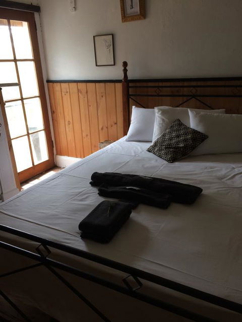 Redhaus Artist Cottage - Accommodation Sunshine Coast 3