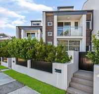 Relax in a Spacious  Modern Townhouse in Asquith - Accommodation Sunshine Coast