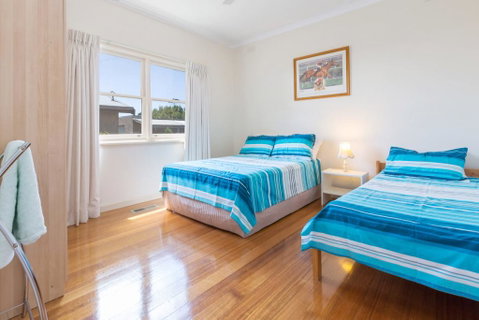 RENOVATED BEACH BEAUTY - ROSEBUD - Accommodation Sunshine Coast 1