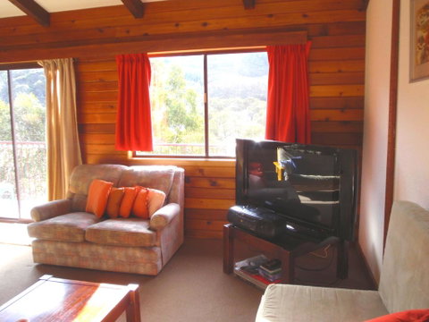 Retro 2 Bedroom Apartment - Accommodation Sunshine Coast 3