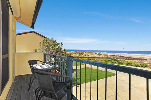 Right On The Beach @ Moana - Accommodation Sunshine Coast 2