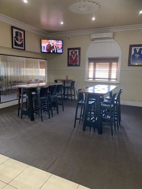 Riverside Hotel - Accommodation Sunshine Coast 1