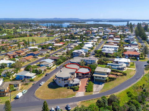 Romiaka 8 - Views Over The Pippi Beach - Accommodation Sunshine Coast 2