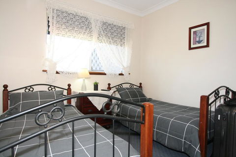 Safety Bay Guest House - Accommodation Sunshine Coast 0