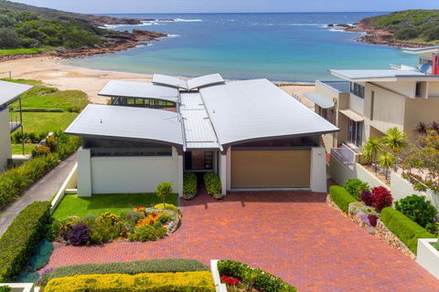 Sails On The Beachfront - Exclusive Seaside Home - Accommodation Sunshine Coast 0