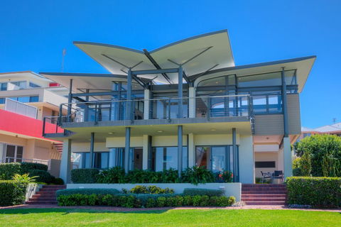 Sails On The Beachfront - Exclusive Seaside Home - Accommodation Sunshine Coast 1