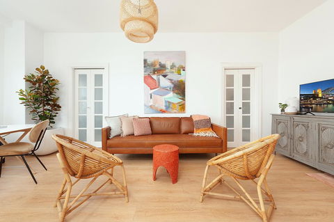 SALTY'S 2 BEDROOM BEACH HOME - Accommodation Sunshine Coast 0