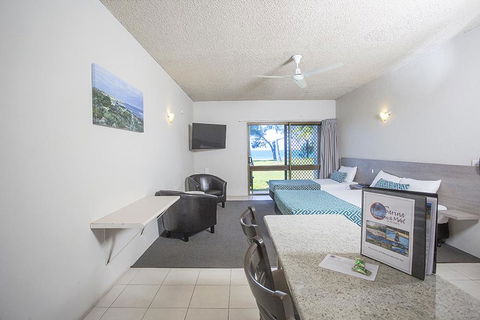 Sarina Beach Motel - Accommodation Sunshine Coast 3