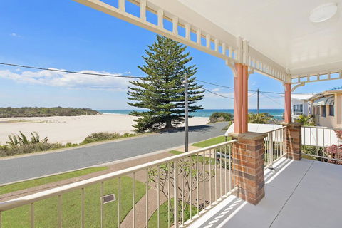 SEASCAPE - An Enticing Lakeside Escape - Accommodation Sunshine Coast 0