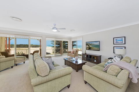 SEASCAPE - An Enticing Lakeside Escape - Accommodation Sunshine Coast 1