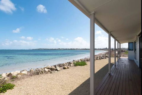 Smart Beach House @ Pelican Point - Accommodation Sunshine Coast 1