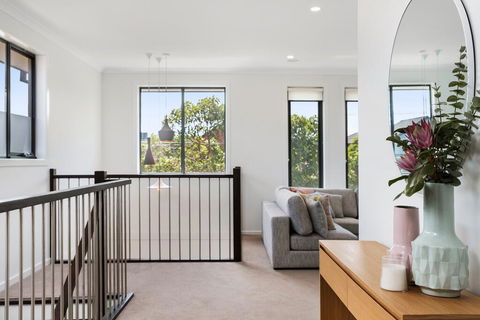 Spacious 4-Bed House With Parking And Backyard - Accommodation Sunshine Coast 1
