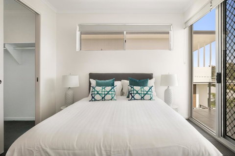 Spacious Apartment With Generous Entertaining - Accommodation Sunshine Coast 3