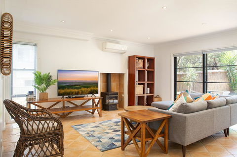 Spacious Home In The Heart Of Avalon Beach - Accommodation Sunshine Coast 3