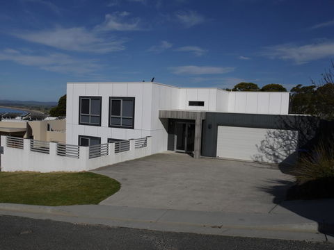 Spectacular Holiday Living - Accommodation Sunshine Coast 0