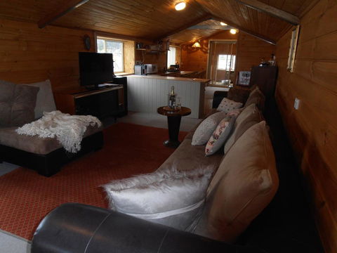 Springmead Rustic Cabin - Accommodation Sunshine Coast 3