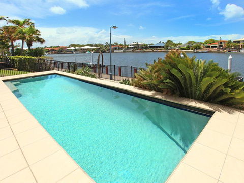 St Lucia 11 - 4 BDRM Canal Home With Pool - Accommodation Sunshine Coast 1